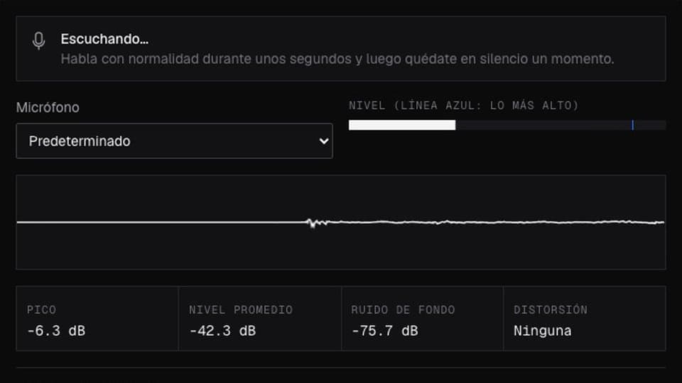 Prueba de micrófono con una onda de sonido en movimiento, los números de volumen y ruido de fondo, y un resultado aprobado